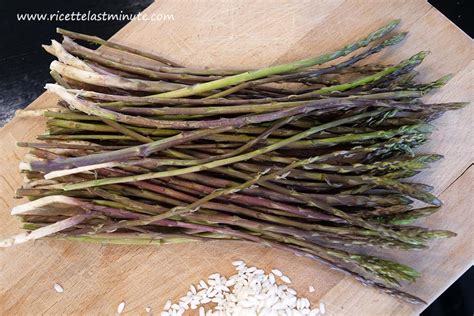 Asparagi freschi appena raccolti