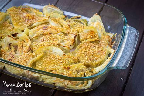 Piatto di finocchi gratinati al forno