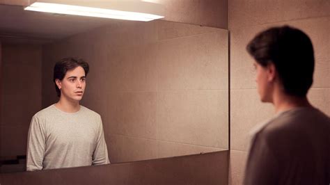 persona che guarda nello specchio