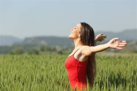 persona che respira profondamente all'aperto