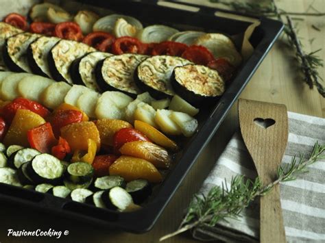 Verdure miste tagliate a bastoncini e disposte su una teglia da forno