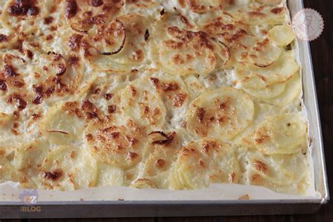 Patate tagliate a bastoncini disposte su una teglia con carta da forno