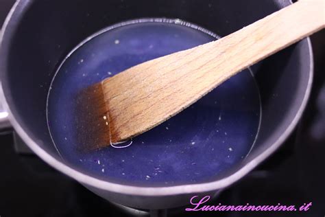 Pentolino con zucchero che caramellizza