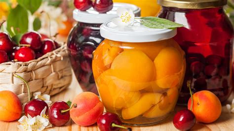 Vaso di vetro con frutta sciroppata all'interno
