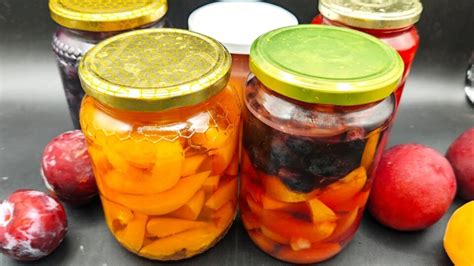 Composizione di diversi tipi di frutta sciroppata in barattoli