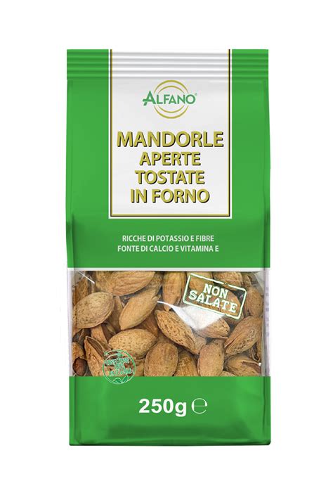 Mandorle tostate in un piatto