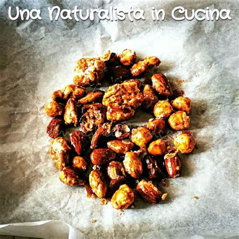 Mandorle caramellate su carta da forno