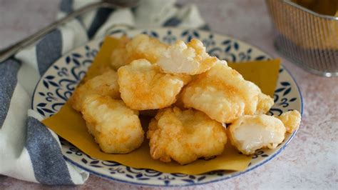 Piatto di baccalà fritto con verdure croccanti