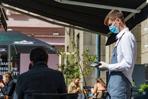 Cameriere che serve un caffè in un hotel