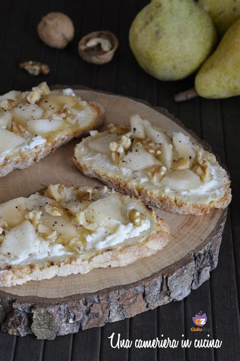 Gorgonzola dolce e noci su un tagliere