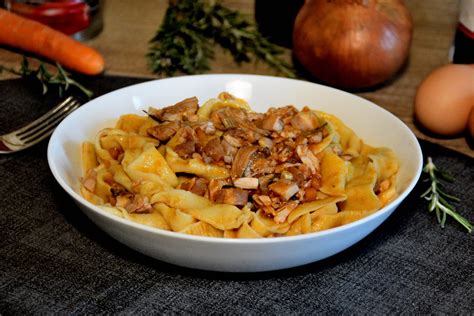 Calice di vino Barolo accanto a un piatto di pappardelle
