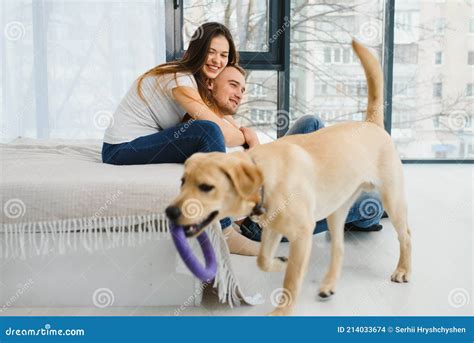 coppia italiana in un ambiente domestico