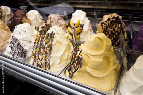 vetrina di gelati artigianali con vari gusti