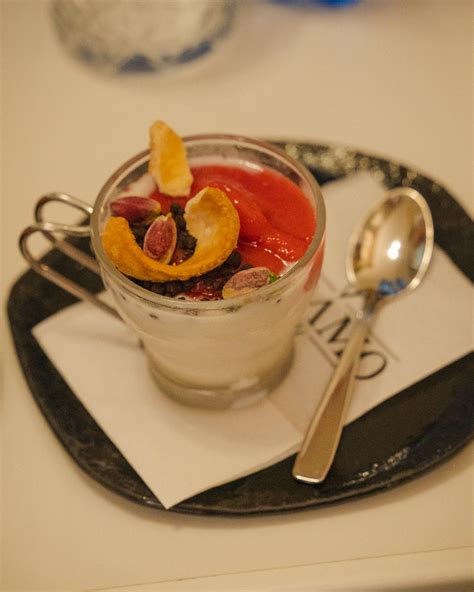 Frutta fresca disposta artisticamente per rappresentare la cremolata