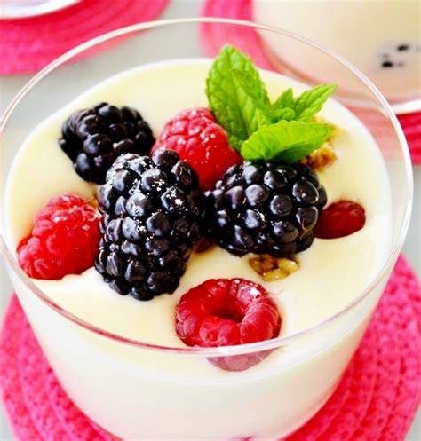 Coppetta di mousse glacée alle more guarnita con frutti di bosco freschi