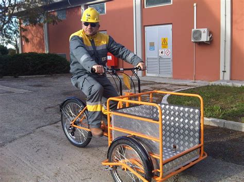 Bicicletta da lavoro a tre ruote allestita per la vendita ambulante