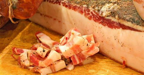 Guanciale di maiale tagliato a listarelle