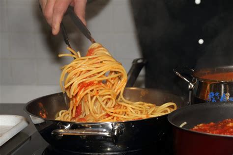 Padella con sugo all'amatriciana che sobbolle