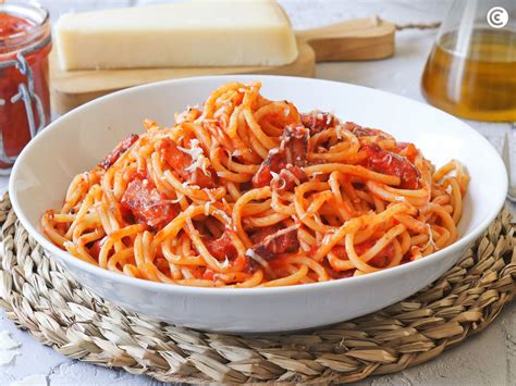 Un cucchiaio che raccoglie spaghetti all'amatriciana