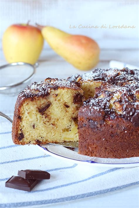 una torta di mele pere e cioccolato appena sfornata
