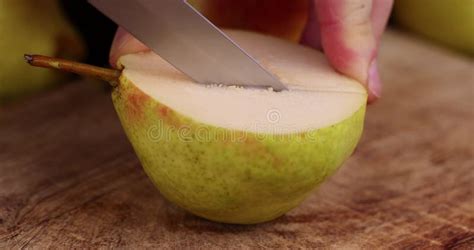 pere e mele tagliate a pezzi e fette