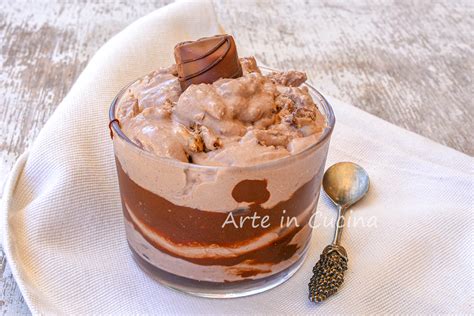 Immagine di una coppa di crema Kinder Bueno e Nutella