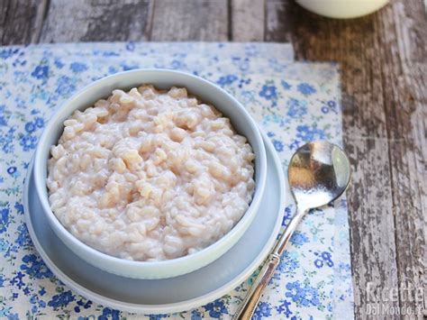 ciotola di riso al latte con frutta fresca e cannella