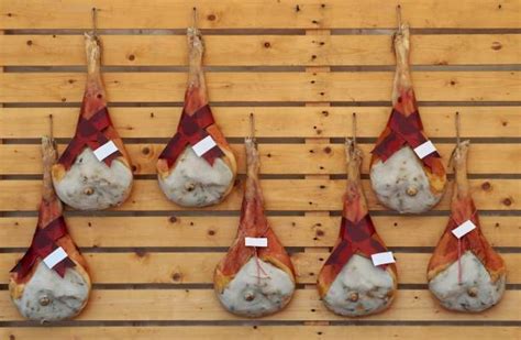 Prosciutto crudo appeso a stagionare