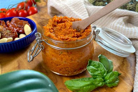 Ingredienti per pesto ai pomodori secchi