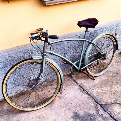 Biciclette d'epoca cariche di prodotti alimentari