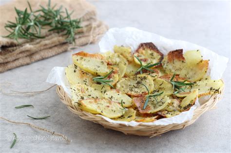 Primo piano di patate fresche e perfettamente tagliate a fettine sottili