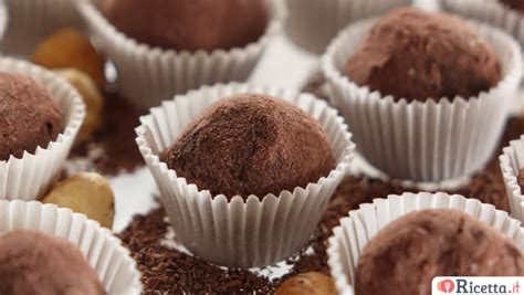 Calice di whisky e tartufi al cioccolato