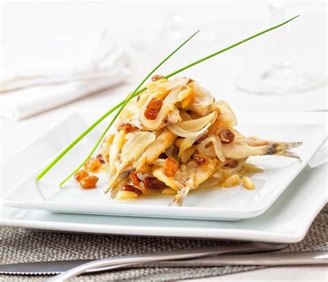 Sarde in saor con uvetta e pinoli