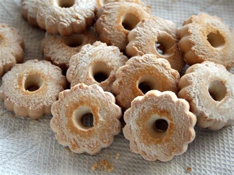 Biscotti di pasta frolla fatti in casa con forme diverse