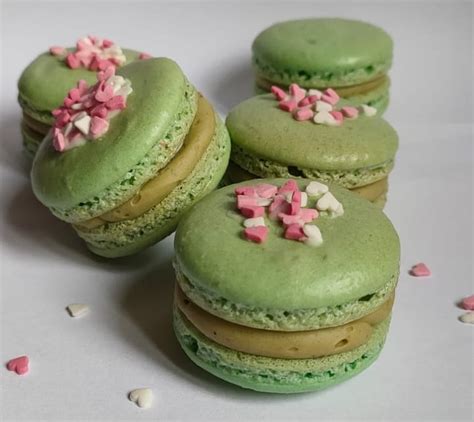 Macarons colorati al limone e lampone