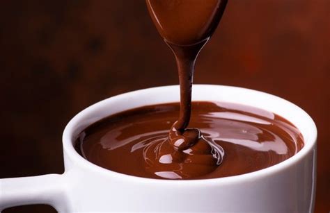 Infografica sulla preparazione della cioccolata calda Whittard con latte