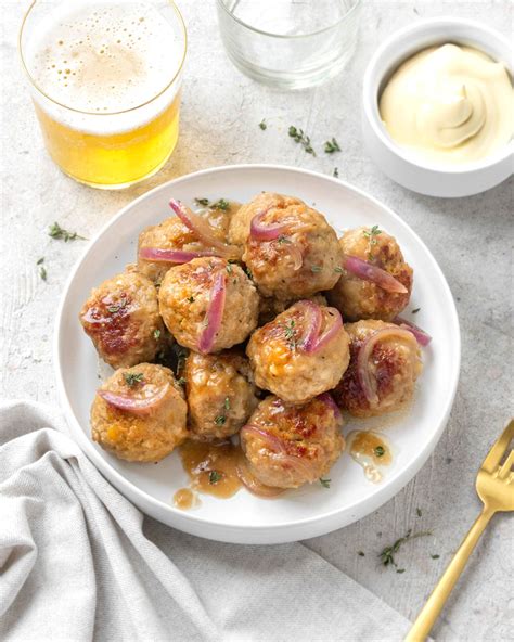 Polpette e cipolla che cuociono nella birra