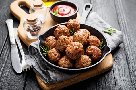 Ingredienti per le polpette: carne, pane, uova, erbe, formaggio