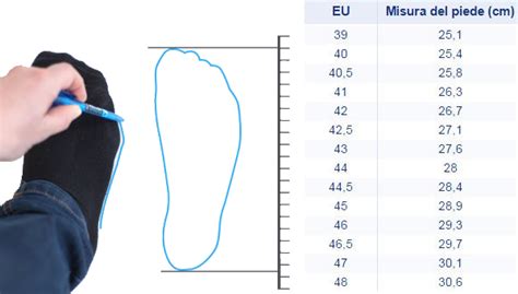 Donna che misura la lunghezza del piede con un metro a nastro