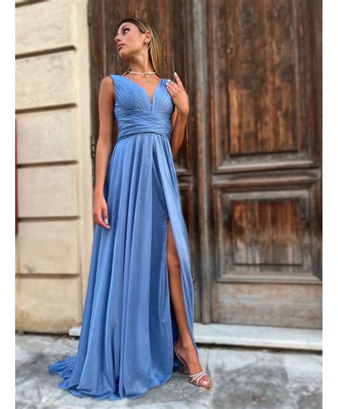 Donna che indossa un elegante abito lungo da sera