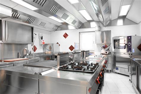 Interno di una cucina professionale con diversi forni