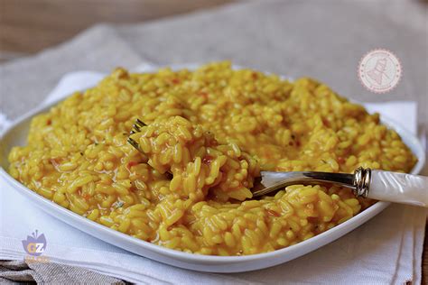 Ingredienti per un risotto al curry colorato