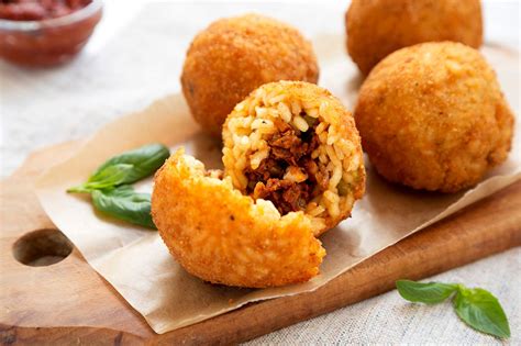 Un assortimento di arancini al curry con diversi ripieni