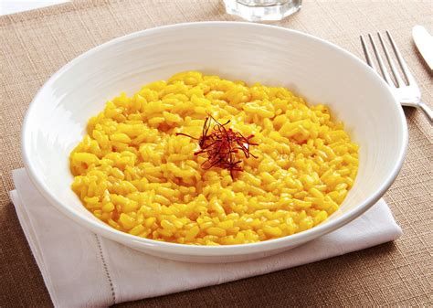 Ingredienti per il risotto: riso, spinaci, zafferano