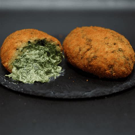 Arancini di spinaci serviti su un piatto da portata
