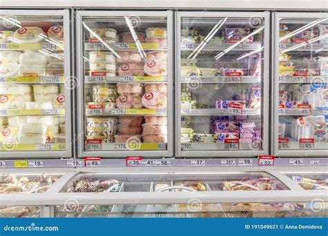 Scaffali di un supermercato con assortimento di gelati