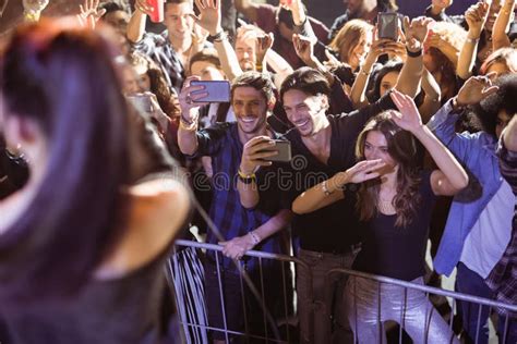 Folla in un locale notturno