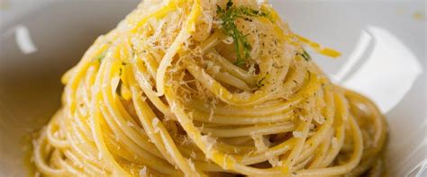 Impiattamento di spaghetti al tonno con bottarga e scorza di limone