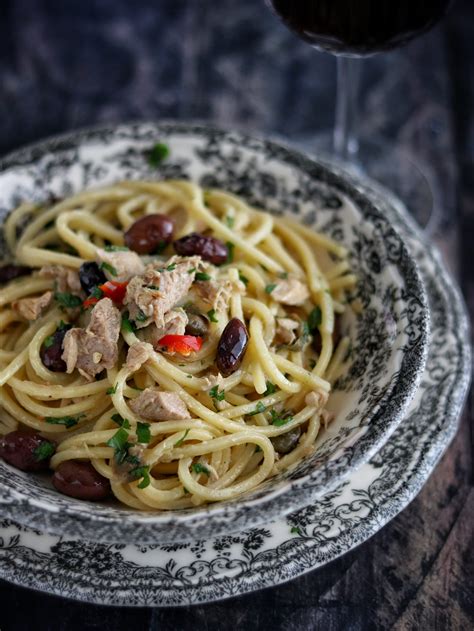 Piatto di linguine alla siciliana con tonno fresco, olive e capperi