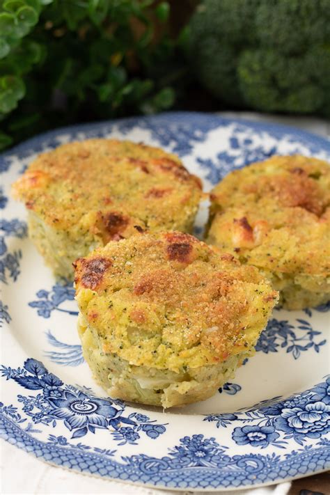 Tortini di broccoli e patate serviti su un piatto